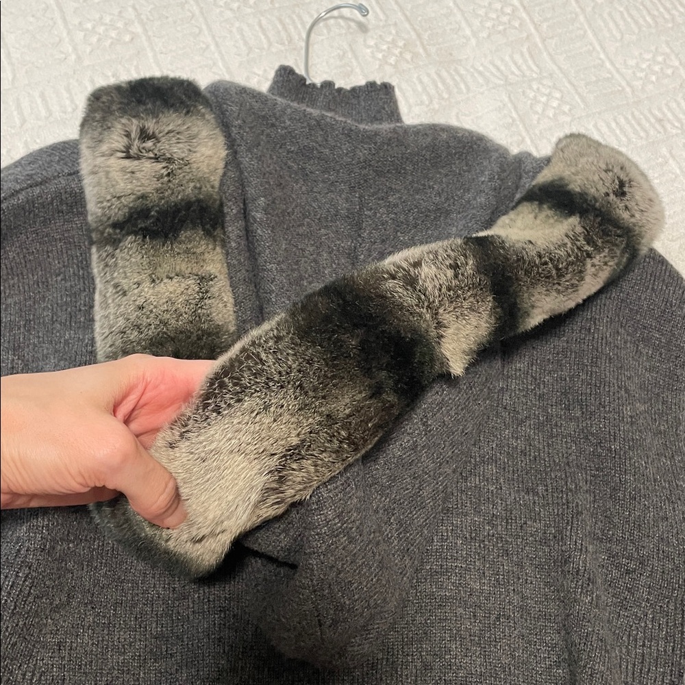 St. John Cashmere Fur Trim  knit sweater  Arctic Fox Fur - Picture 9 of 16